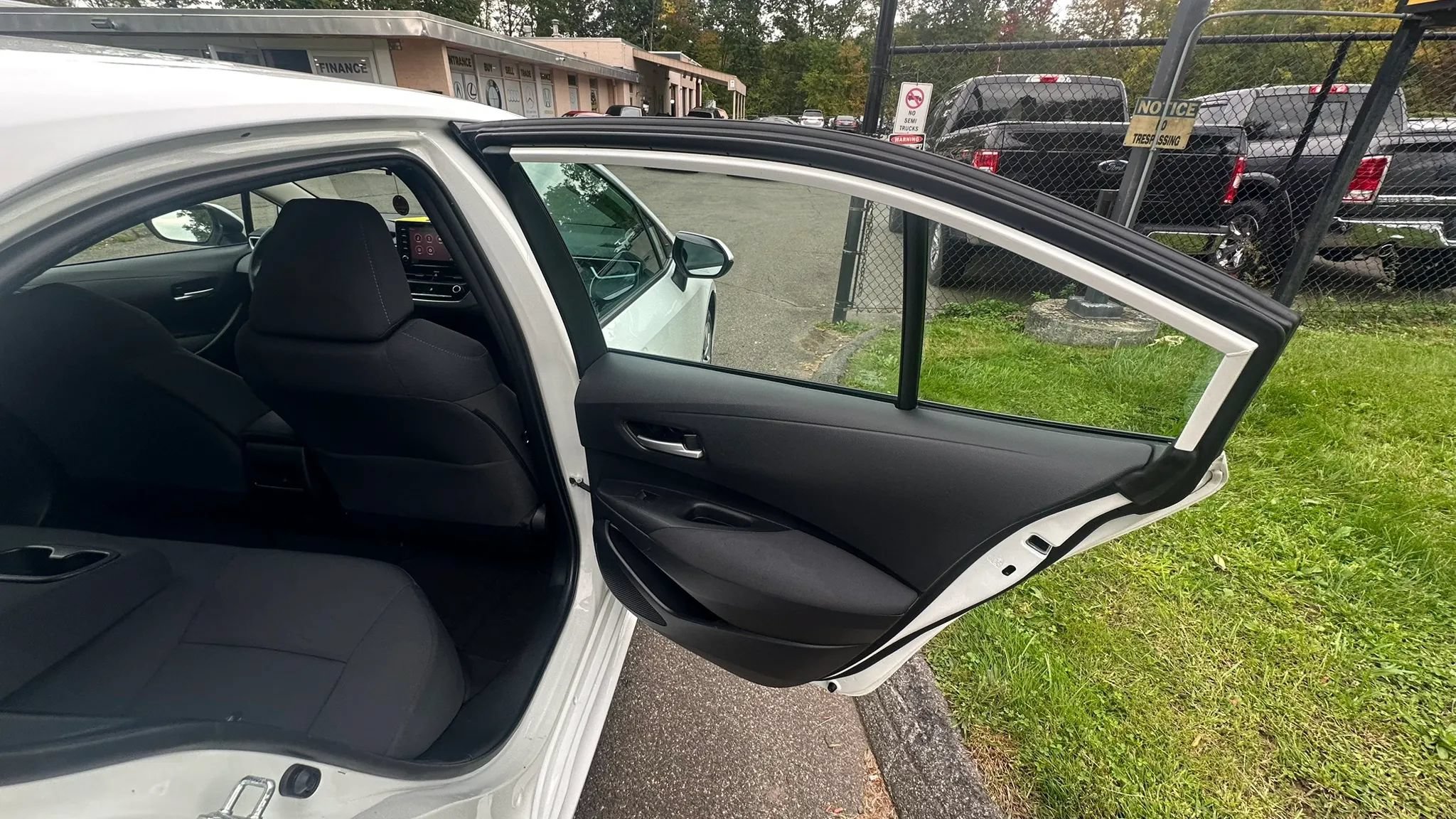 Used 2021 Toyota Corolla LE FWD image 36