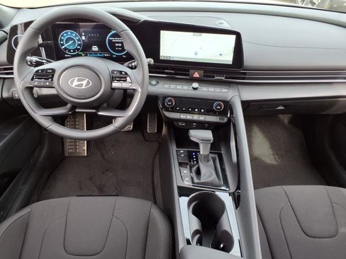 Certified 2025 Hyundai Elantra SEL image 4