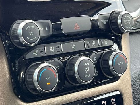Used 2019 RAM 1500 Laramie AWD/4WD image 32