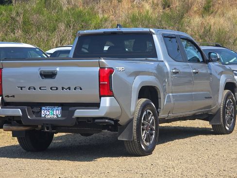 Used 2025 Toyota Tacoma TRD Sport AWD/4WD image 4