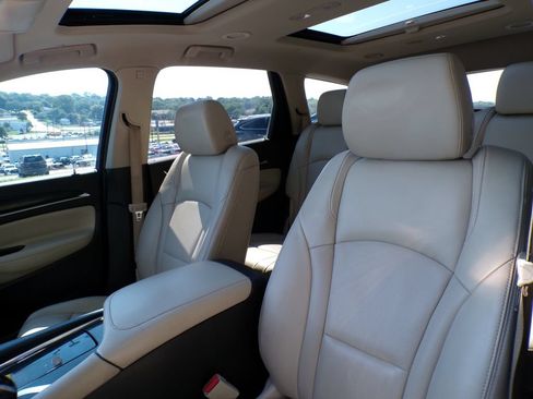 Used 2020 Buick Enclave Premium w/ Sun and Sites Package AWD/4WD image 11