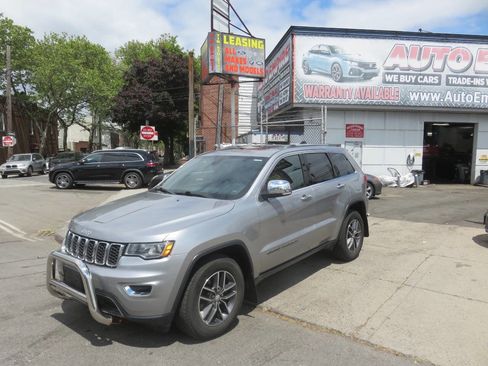 Used 2018 Jeep Grand Cherokee Limited AWD/4WD image 2