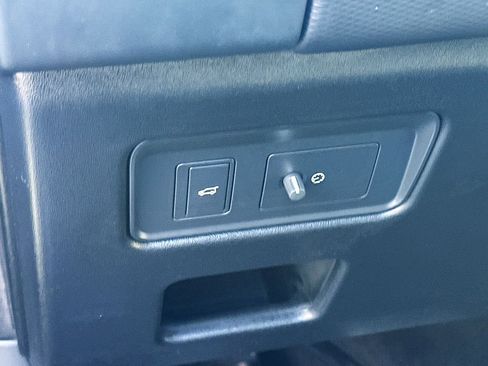 Used 2023 Land Rover Discovery Metropolitan Edition image 11