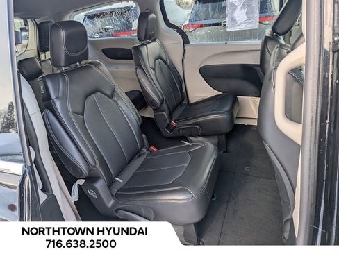 Used 2024 Chrysler Pacifica Touring-L image 37