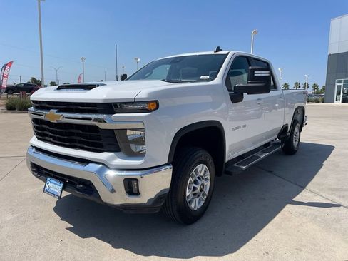 Used 2025 Chevrolet Silverado 2500 LT w/ Convenience Package AWD/4WD image 3