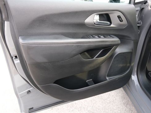 Used 2025 Chrysler Pacifica Select image 15
