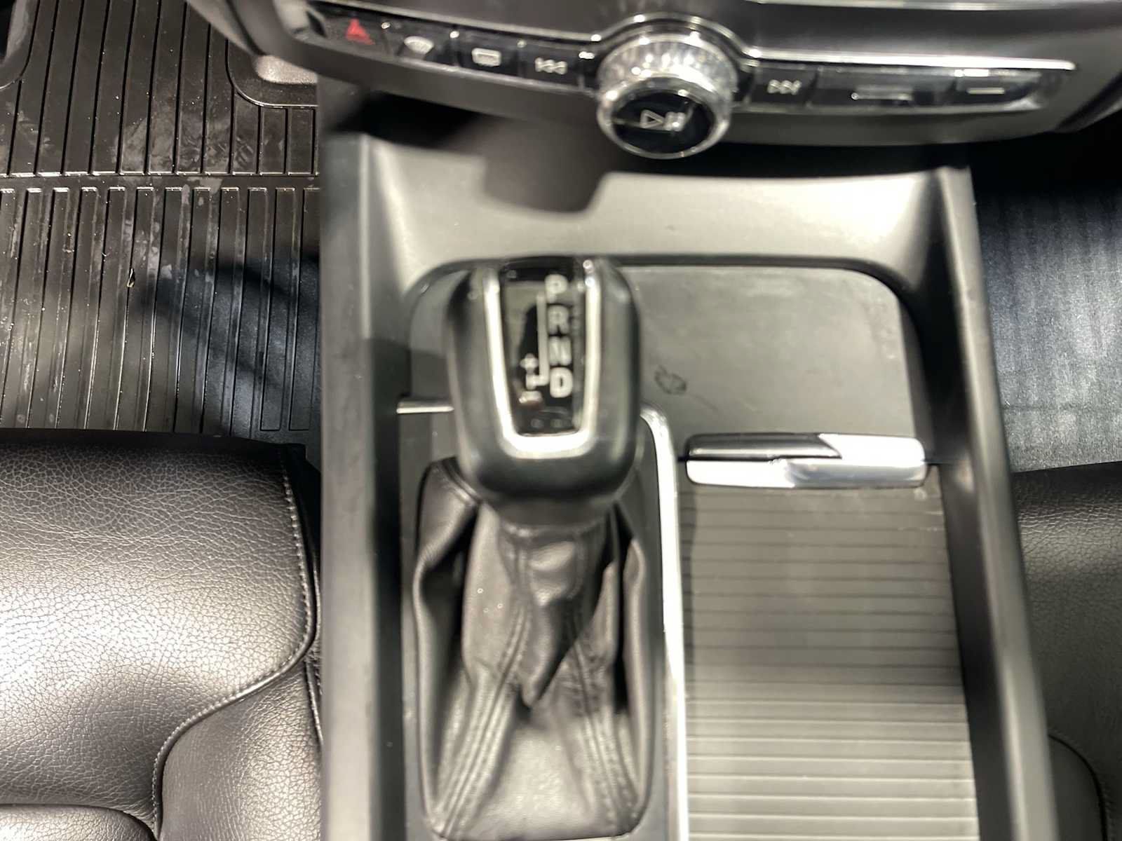 Used 2018 Volvo XC60 T5 Momentum w/ Vision Package AWD/4WD image 17