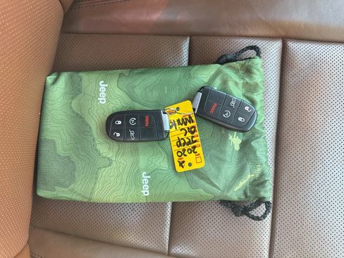 Used 2020 Jeep Grand Cherokee Overland AWD/4WD image 48