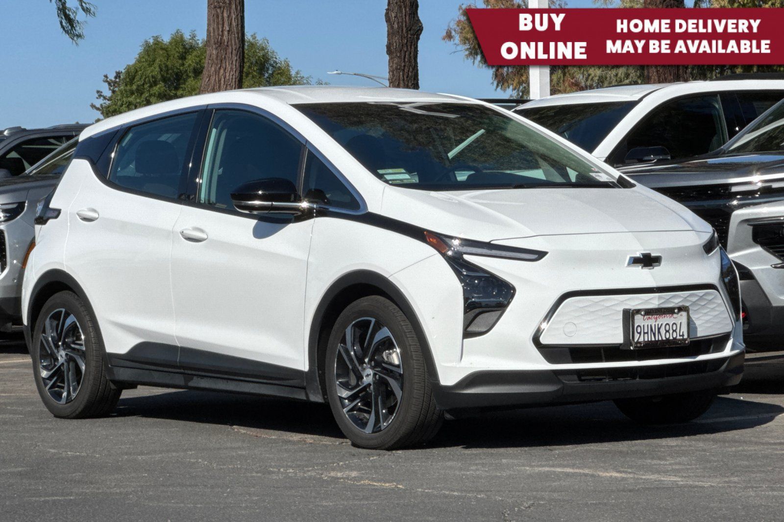 Used 2023 Chevrolet Bolt LT w/ Infotainment Package FWD image 1
