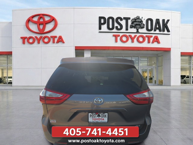 Used 2019 Toyota Sienna XLE w/ XLE Navigation Package FWD image 5