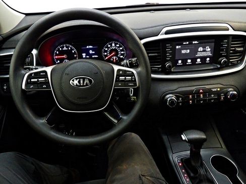 Used 2020 Kia Sorento LX FWD image 17