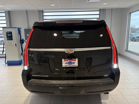 Used 2017 Cadillac Escalade Luxury image 4
