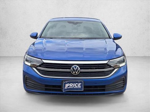 Used 2024 Volkswagen Jetta SE FWD image 2