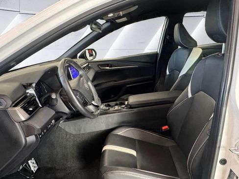 Used 2025 Toyota Camry SE image 7