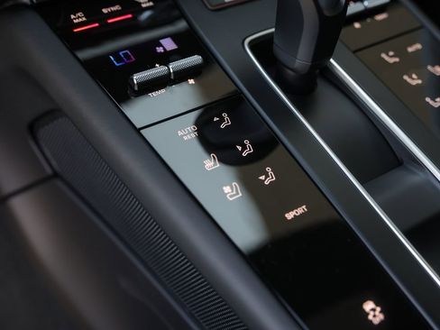 Certified 2025 Porsche Macan image 25