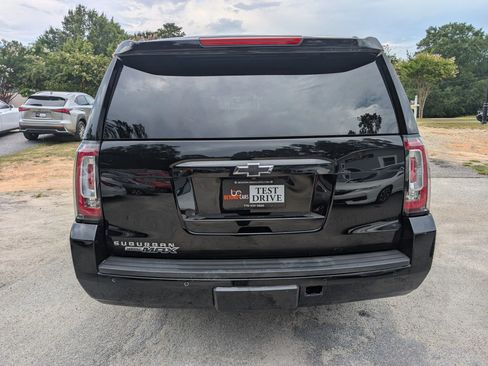 Used 2017 Chevrolet Suburban LT w/ Luxury Package RWD image 4