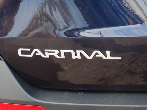 Used 2025 Kia Carnival EX image 17