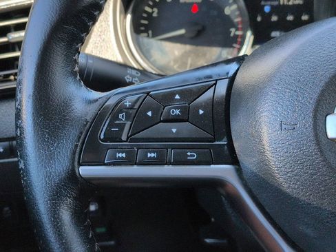 Used 2020 Nissan Rogue SV image 20