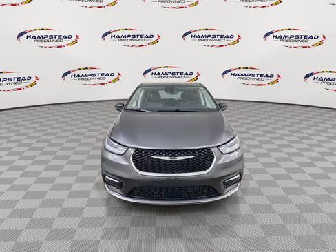 Used 2023 Chrysler Pacifica Touring-L FWD image 3