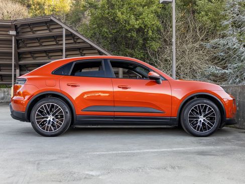 Certified 2025 Porsche Macan Electric image 12