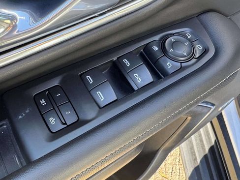 Used 2023 GMC Yukon SLT w/ SLT Luxury Package AWD/4WD image 15