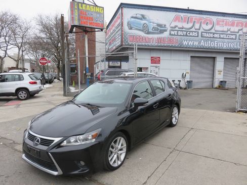 Used 2017 Lexus CT 200h w/ Navigation System Package image 2