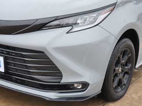 Used 2025 Toyota Sienna XLE Woodland Edition image 11