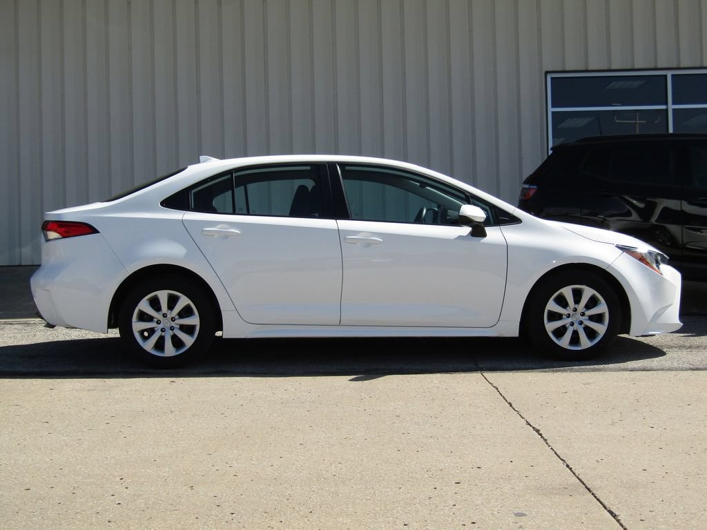 Used 2025 Toyota Corolla LE FWD image 2