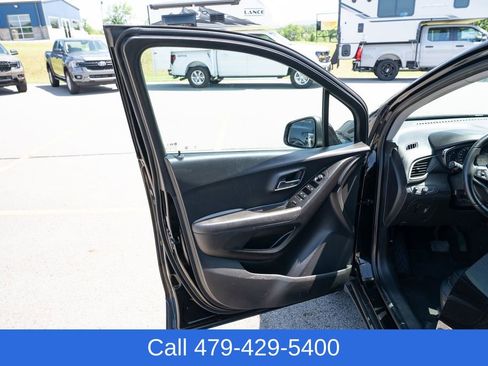 Used 2020 Chevrolet Trax LT w/ LT Convenience Package AWD/4WD image 13