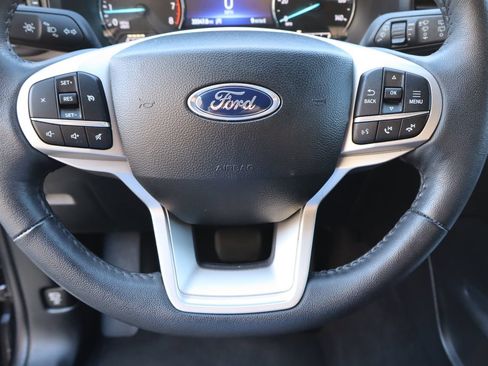 Used 2023 Ford Explorer XLT AWD/4WD image 12