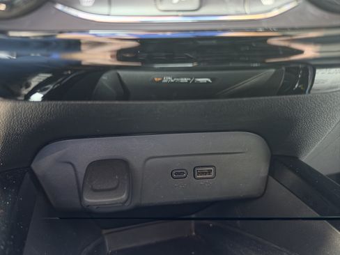 Used 2025 Chevrolet Trax RS w/ Sunroof Package FWD image 36