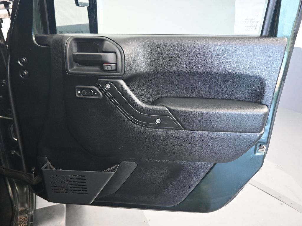 Used 2012 Jeep Wrangler Unlimited Sahara AWD/4WD image 28