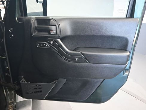 Used 2012 Jeep Wrangler Unlimited Sahara AWD/4WD image 28