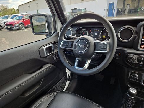 Used 2023 Jeep Wrangler Unlimited Sahara w/ Dual Top Group AWD/4WD image 15