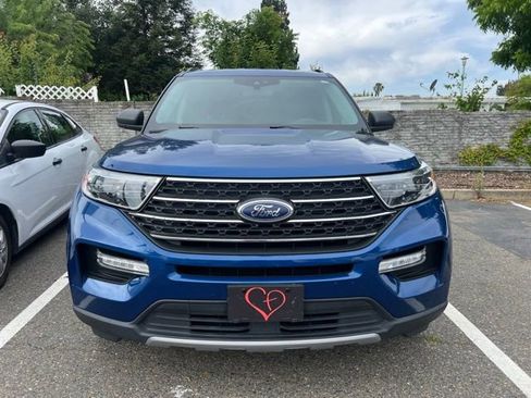 Used 2023 Ford Explorer XLT w/ Equipment Group 202A RWD image 2