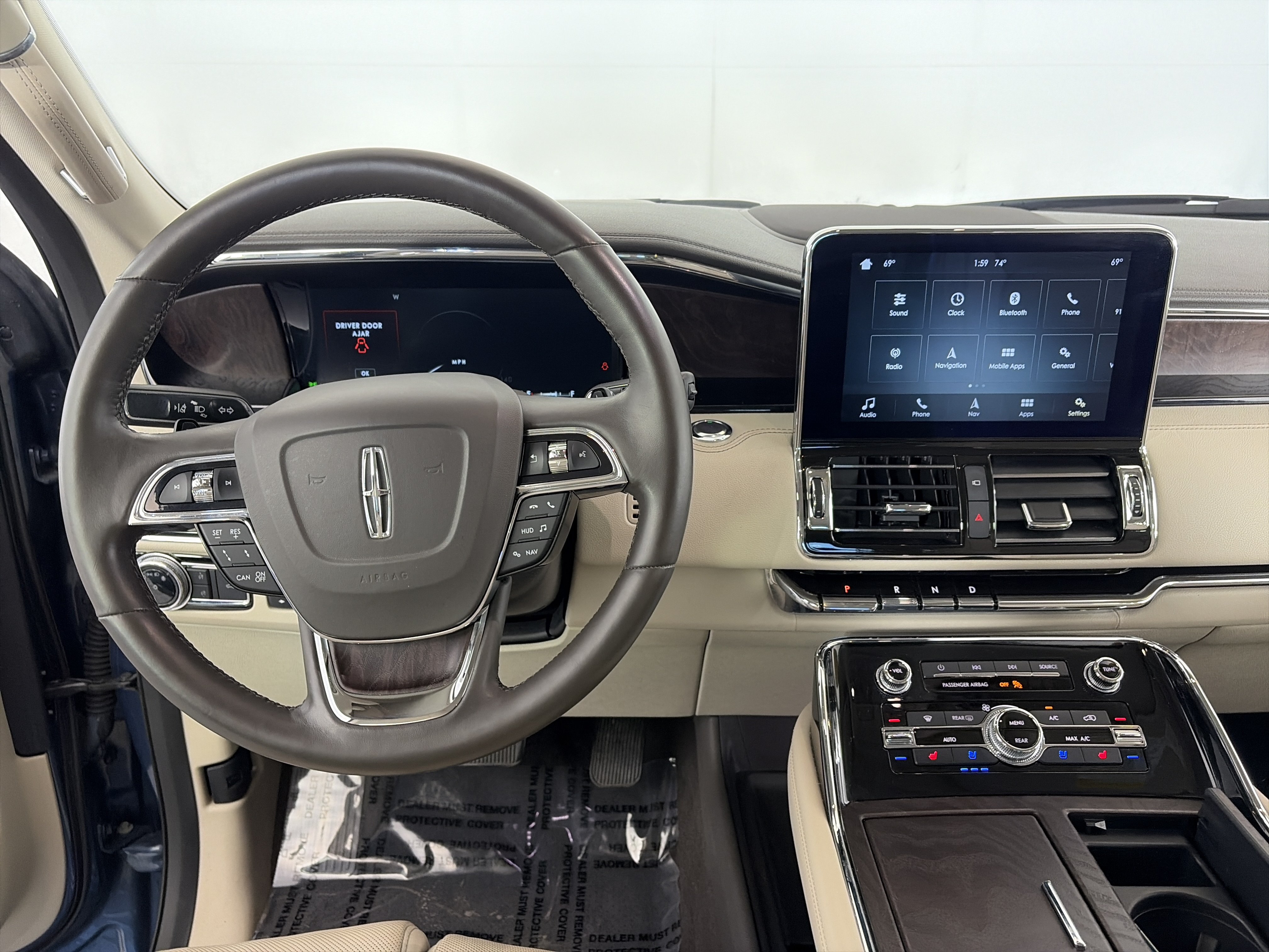 Used 2018 Lincoln Navigator Select w/ Technology Package AWD/4WD image 3