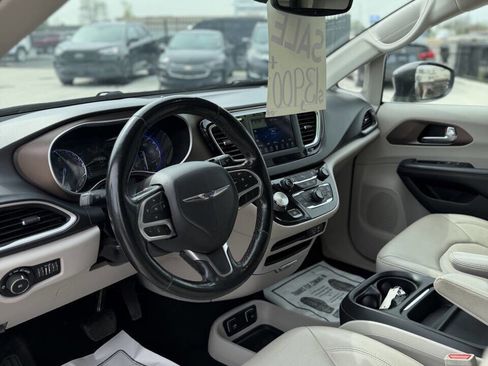 Used 2019 Chrysler Pacifica Touring-L image 10