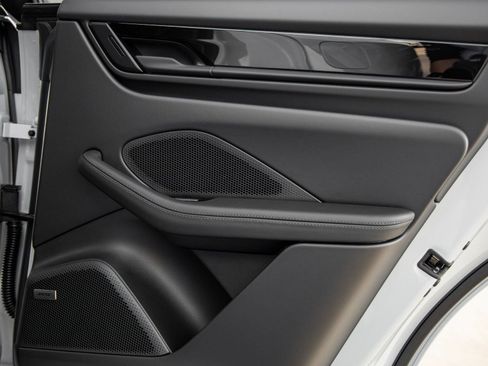 New 2026 Porsche Macan Electric RWD image 40