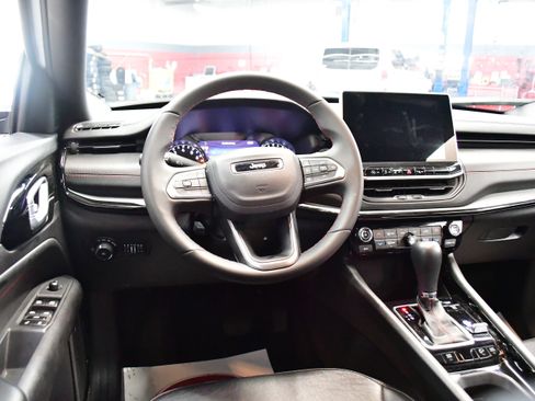 Used 2025 Jeep Compass Trailhawk AWD/4WD image 8