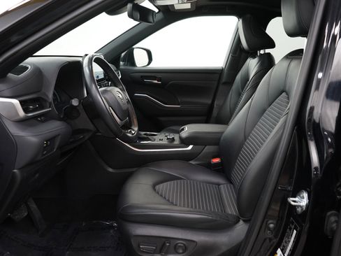 Used 2025 Toyota Highlander XSE image 16