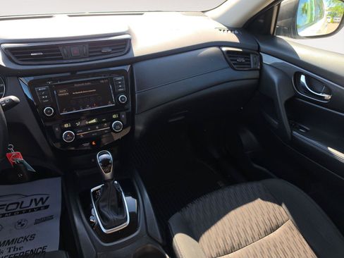 Used 2020 Nissan Rogue S FWD image 12