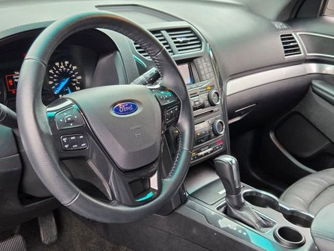 Used 2017 Ford Explorer XLT FWD image 8