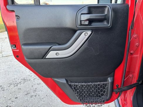 Used 2018 Jeep Wrangler Unlimited Rubicon w/ Connectivity Group image 22