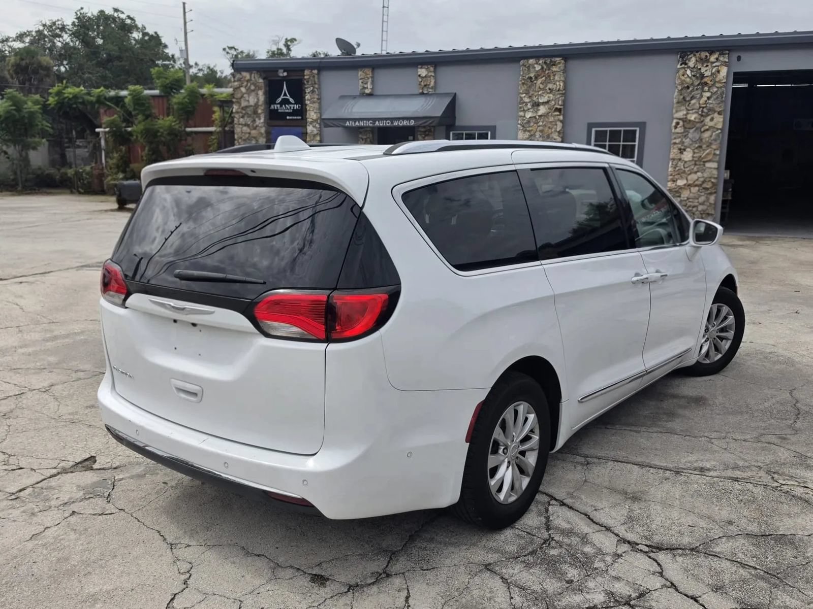 Used 2018 Chrysler Pacifica Touring-L w/ Advanced Safetytec Group FWD image 4
