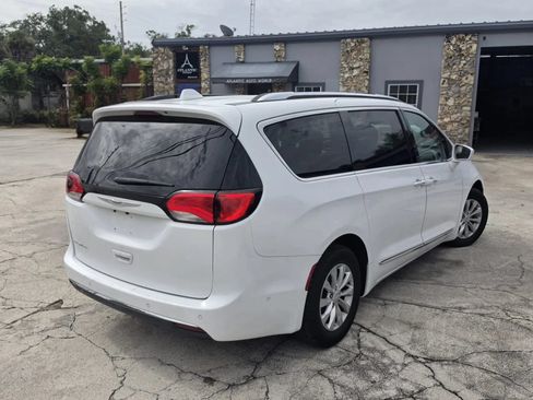 Used 2018 Chrysler Pacifica Touring-L w/ Advanced Safetytec Group FWD image 4