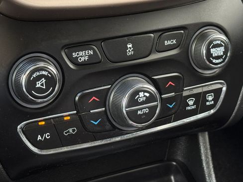 Used 2015 Jeep Cherokee Latitude w/ Comfort/Convenience Group AWD/4WD image 37