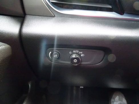 Used 2023 Chevrolet Traverse LT w/ Rear Camera Mirror Package FWD image 20
