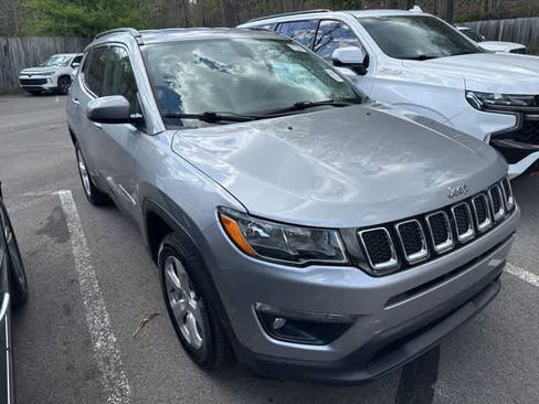 Used 2018 Jeep Compass Latitude w/ Cold Weather Group AWD/4WD image 3