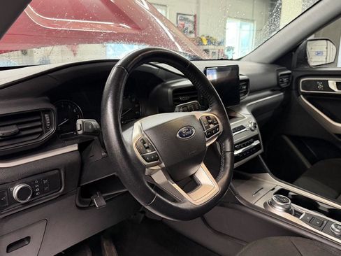 Used 2022 Ford Explorer XLT image 13