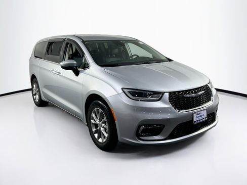 Used 2023 Chrysler Pacifica Touring-L w/ Uconnect Theater Family Group image 3